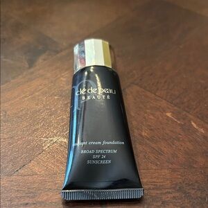 Clé de Peau Beauté Radiant Cream Foundation - 020